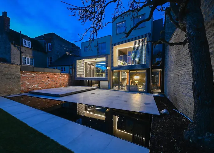 Luxury Villa In Central Woodstock